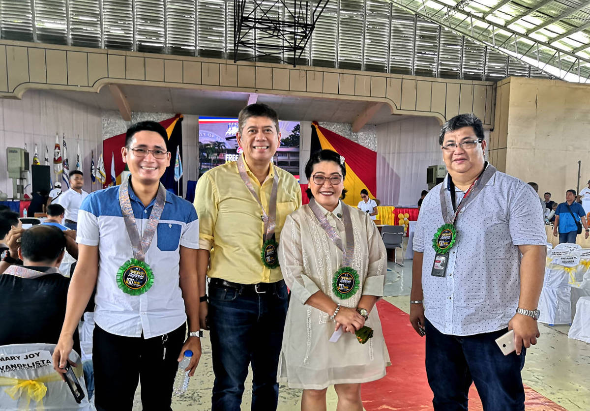 PLDT GenSan-Cotabato SME Microbusiness Relationship Management Executive Arnel Iligan, PLDT GenSan-Cotabato Consumer Experience Zone Head Melvin Lacuna, Malapatan Vice Mayor Jean Delos Santos, PLDT GenSan-Cotabato Operations Team Head Arnold Caraso