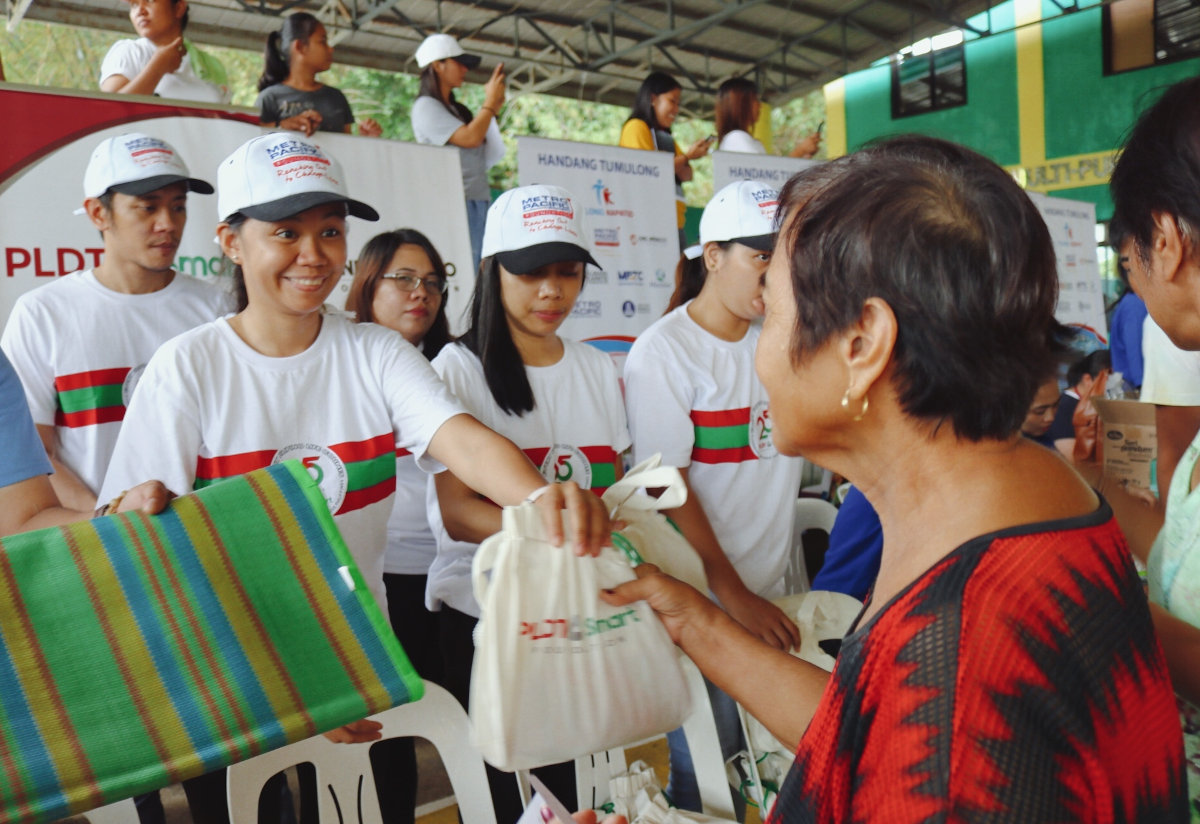 PLDT Employee-volunteers join the relief efforts in Batangas during the medical mission spearheaded by the PLDT-Smart Foundation and Makati Medical Center Foundation. 