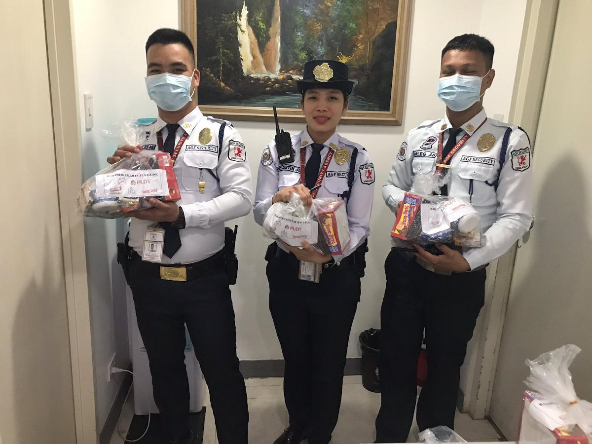 Hospital maintenance staff and security personnel are provided with care packages from PLDT. 