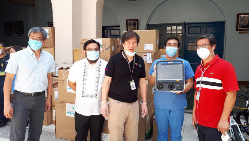Taken during the turnover of protective suits and ventilators for the Philippine General Hospital (PGH), one of Project Kaagapay’s 70 hospital beneficiaries. In photo are: Dr. Gerardo Legaspi, Medical Director of PGH; Dr. Anthony Faraon of Zuellig Family Foundation; Rene “Butch” Meily, President of PDRF; Paul Edward Pascual, Service Engr. of Respicare; and Dr. Michael Tee, Vice Chancellor of PGH
