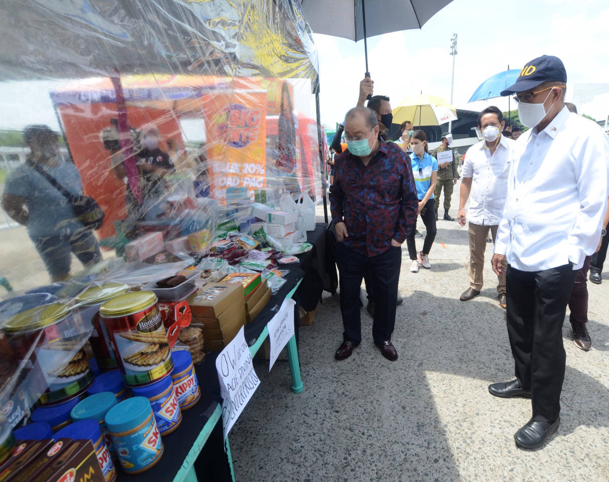 Pangilinan and Lorenzana check out some of the booths in the rolling store launch. 