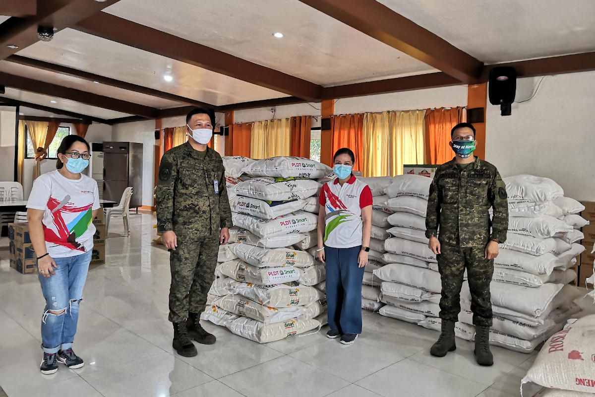 The PLDT-Smart Foundation turns over 1,250-kg of rice for the AFP mobile kitchen.