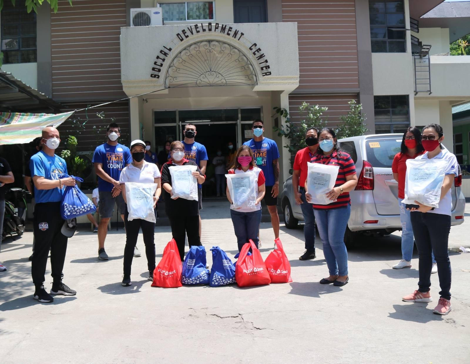 The turnover of donations in Pulung Maragul, Angeles City is attended by key executives and members of the Tulong Kapatid including, front left to right: NLEX Road Warriors Coach Joseller “Yeng” Guiao, MPIF President Melody del Rosario, Angeles City Vice Mayor Vicenta L. Vega-Catigbing, PSF President Esther O. Santos, CSWDO Staff Chrysalene Cunanan, NLEX Sr. CSR Manager Cherry Dela Rea. Back left to right: NLEX Road Warriors, PLDT MERDoc Ernest Mendoza and AKFI Executive Director Menchie Silvestre. 