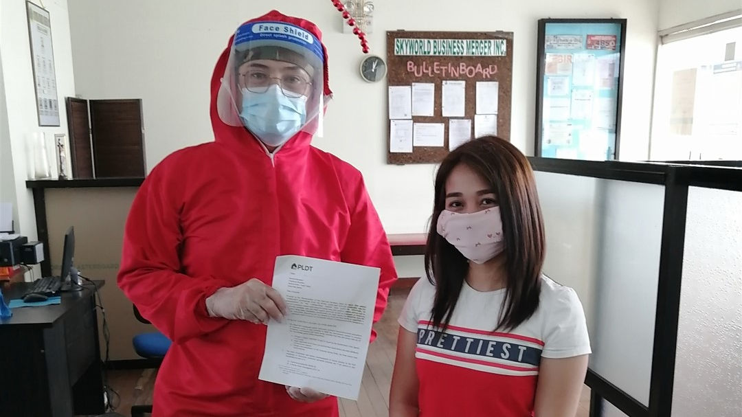 Frontliner Rabbi Pinlac in PPE gear is shown with a subscriber.