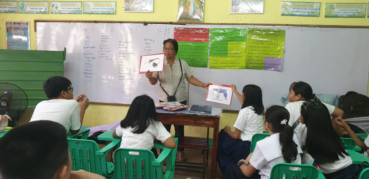 Teacher Helen with her class before the pandemic. 