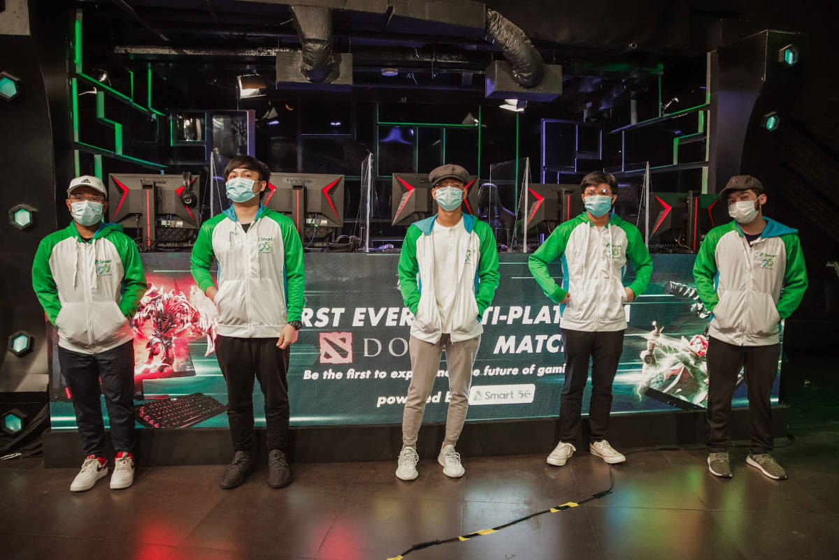 Team PLDT-Smart Omega wins over Team LuponWxC in the country’s first crossplay DOTA 2 exhibition match via cloud gaming with a score of 34-6. The groundbreaking match was held at Gariath Concepts, which Smart unveiled as the first 5G-powered esports hub in the country.