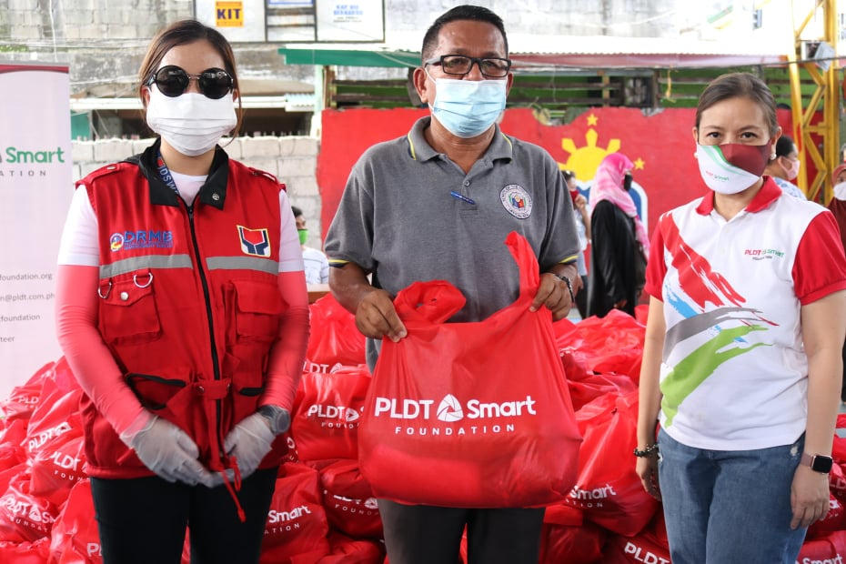 DSWD Disaster Response Management Bureau Director Jam Karess Bazon, Yakan Tribe President Bidal Addang and PLDT-Smart Foundation President Esther Santos. 