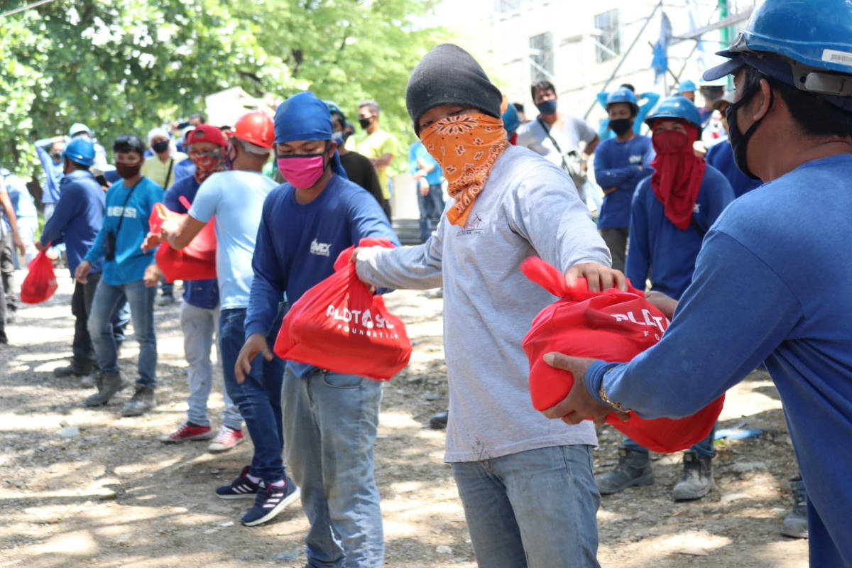 600 displaced construction workers are given food packs by the PLDT-Smart Foundation in partnership with DSWD and UP Diliman.
