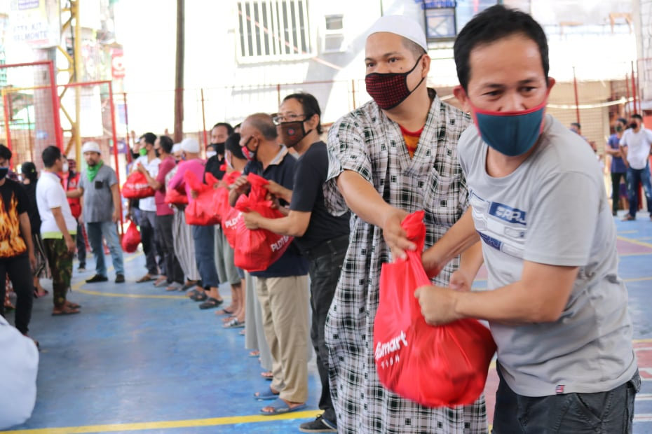 The Yakan Tribe during the turn over of food pack donations.