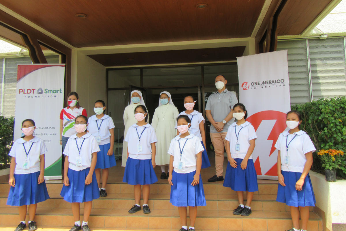 Some students from Girlstown are joined by, from left: PLDT-Smart Foundation President Esther Santos; Officer-in-Charge Fr. Al's Children Foundation, Inc. (FACFI) Sr. Teresita A. Sumalabe, SM; Girlstown School Principal Sr. Gertrudes U. Dayag, SM; and One Meralco Foundation President Jeffrey Tarayao. 