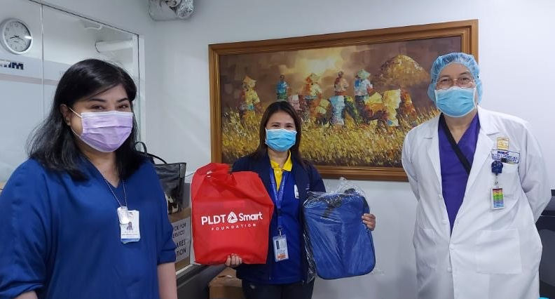 MakatiMed Foundation's Marge Barro, Project NaSHOEnalism winner Vina Seno and MakatiMed Foundation President Dr. Victor Gisbert. 