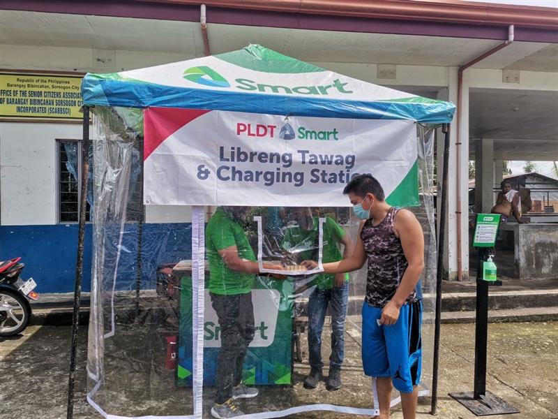 Libreng Tawag and Libreng Charging station set up by Smart provincial distributor Reloader Tech Phil Inc at Gate 3, Bibincahan, Sorsogon City.