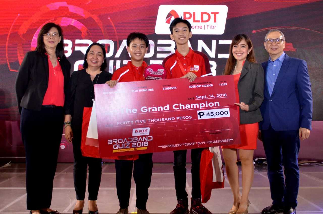Winning tandem Carl David Tiongson and Karl Nikolai Reyes from Gen T De Leon National High School in Valenzuela, center, aced the Students’ Category. They are awarded by, from left, Department of Information and Communications Technology OIC Director for Finance Services Cheryl C. Ortega, UP Open University Chancellor and Professor Melinda dela Peña Bandalaria, PLDT Community Relations Head Katherine Diaz De Rivera, and PLDT FVP and Head of Public Affairs Ramon Isberto.