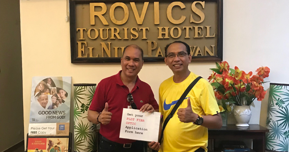 In photo are Rovic U. Maranan, owner of Rovic’s Tourist Hotel and the first PLDT subscriber in El Nido, Palawan, with PLDT AVP and Panay-Palawan Customer Service Operations Zone Head Rene J. Lescano.