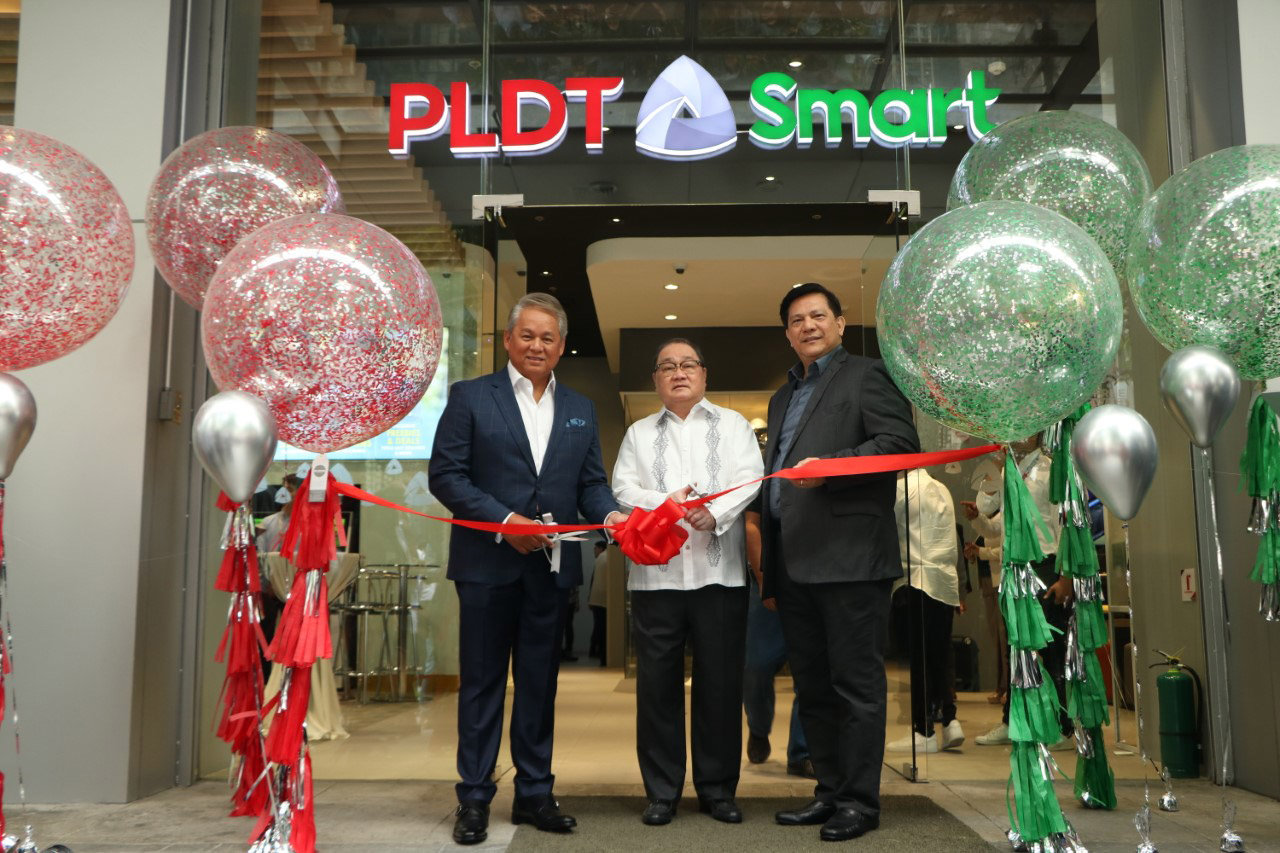 PLDT-Smart Executive Vice President and Chief Revenue Officer Eric R. Alberto, PLDT Chairman and CEO Manny V. Pangilinan, and PLDT-Smart SVP and Head for Consumer Business – Customer Development Alex O. Caeg unveils the new PLDT-Smart flagship store in Makati Business District.