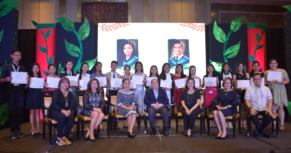 PLDT-Smart Chairman and CEO Manuel V. Pangilinan leads the awarding of certificates to this year’s Gabay Guro scholar graduates.