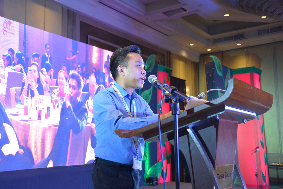 Gabay Guro scholar graduate Jerome Aguilar, who graduated Magna Cum Laude from Talisay City College, delivers his story of perseverance and hard work during the Simpleng Handog 2018.