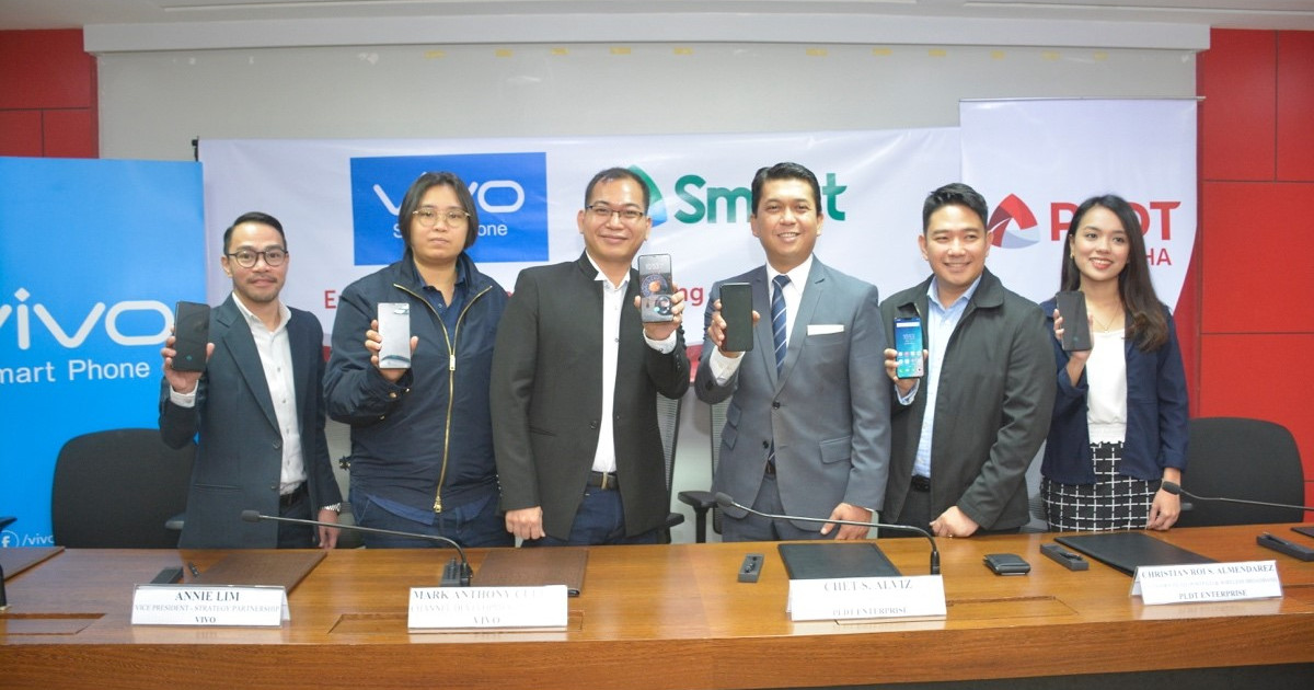 Vivo reps giving a demo of the brand-new phone unit (L-R: Vivo Corporate Legal Counsel Atty. Carlo Bautista.  Vivo VP for PR Strategy and Partnerships Annie Lim, Vivo Channel Development Manager Mark Cuevas, PLDT Enterprise Category Head for Postpaid & Wireless Broadband Christian Almendarez and PLDT Enterprise Product Marketing Officer Yna Palayapyon)