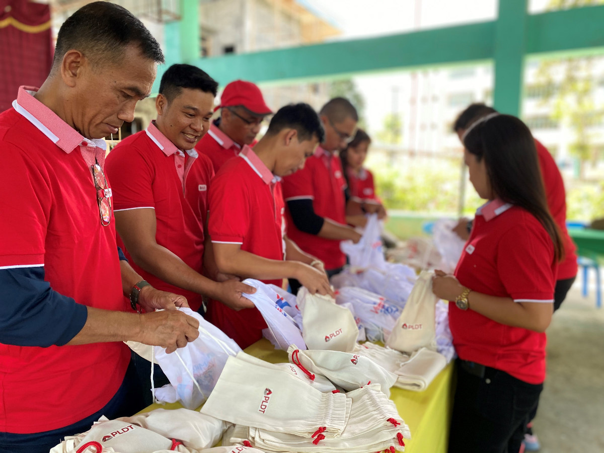 PLDT employee-volunteers prepare the hygiene kits for distribution.