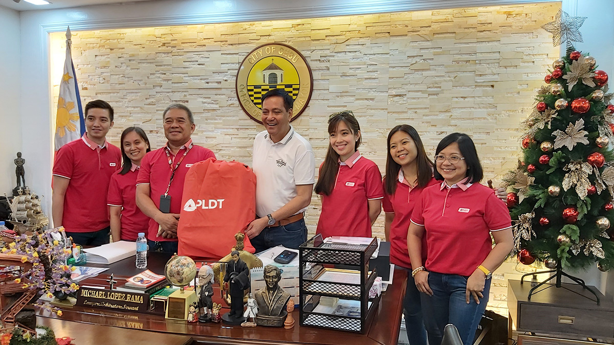 Cebu City Vice Mayor Michael Lopez Rama with PLDT ComRel staff and employee-volunteers