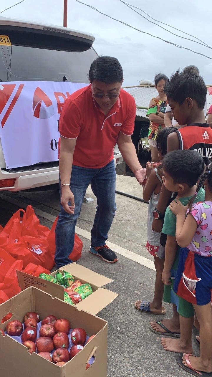 PLDT Bicol Consumer Experience Zone Head Boyet Dizon helps distribute the apples and biscuits and candies for the kids during the relief operations. 