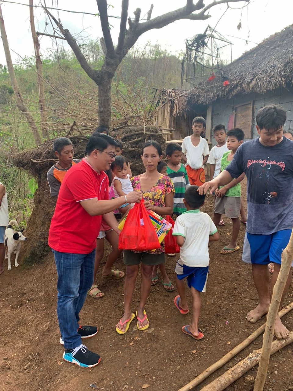 Boyet Dizon helps distribute the relief packs to families affected by the earthquake. 