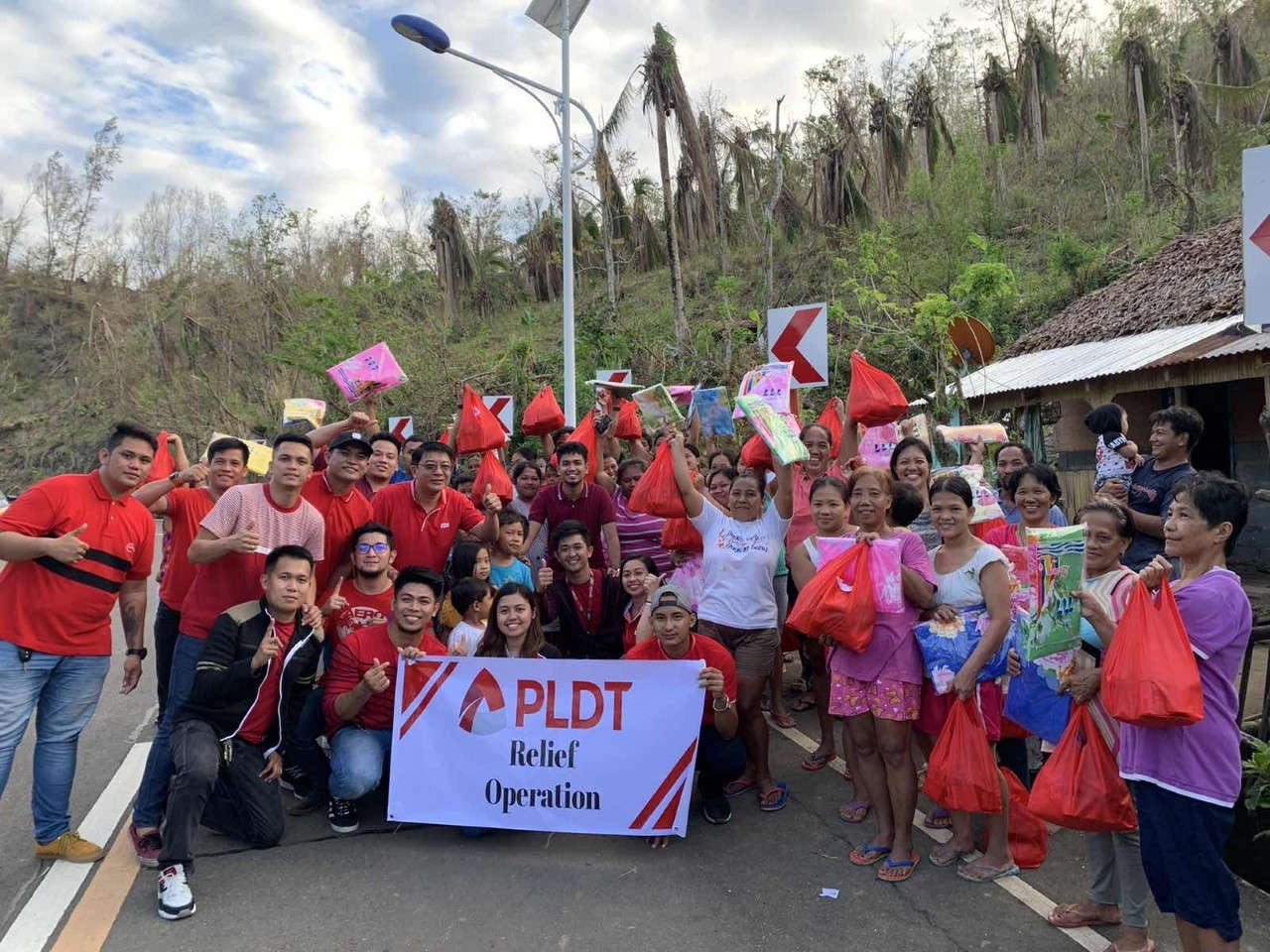 PLDT Bicol Consumer Experience Zone and its employee-volunteers with the beneficiaries. 