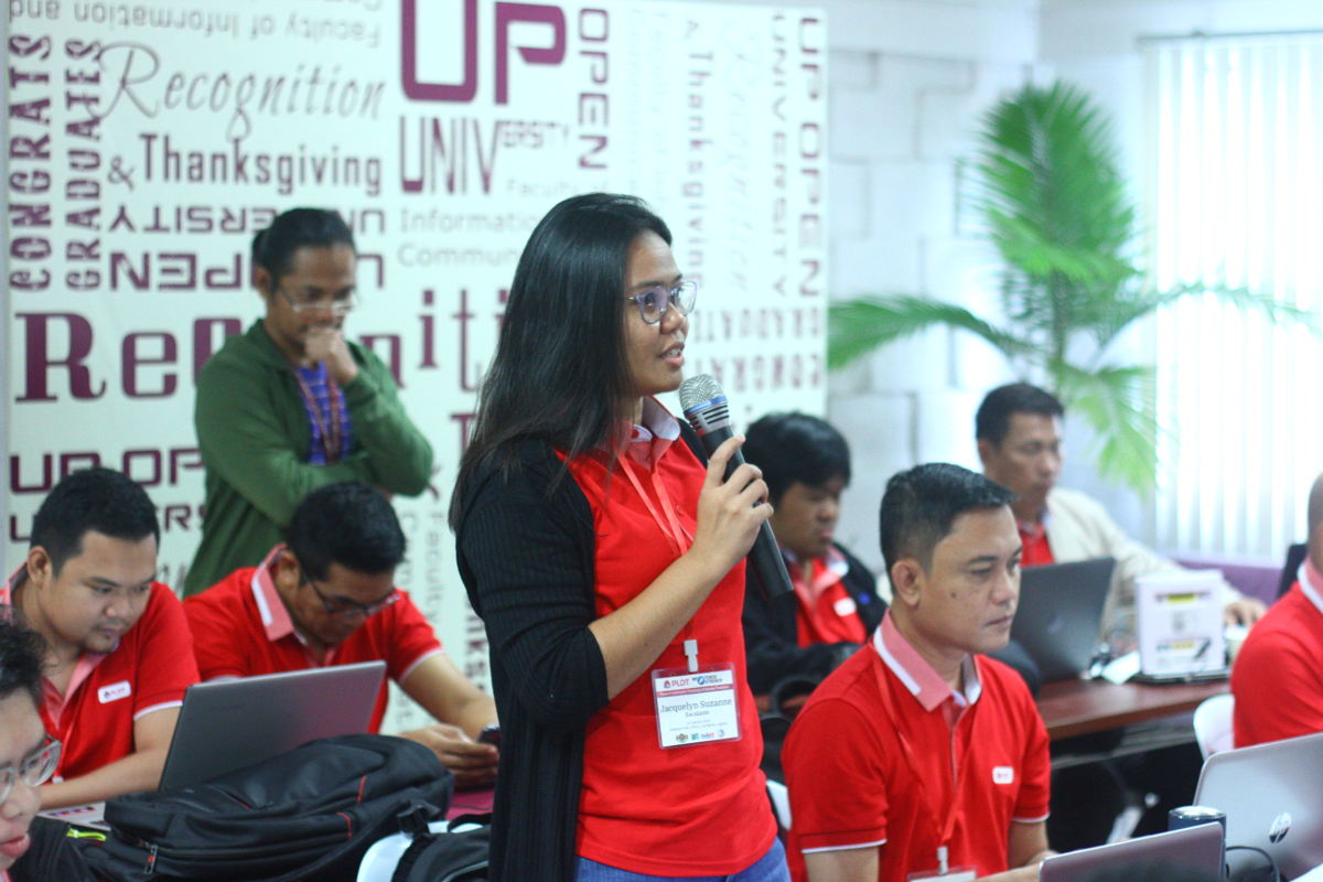 Jacquelyn Suzanne Escalante from the Department Division of Iligan City shares her insights during the training discussion. 