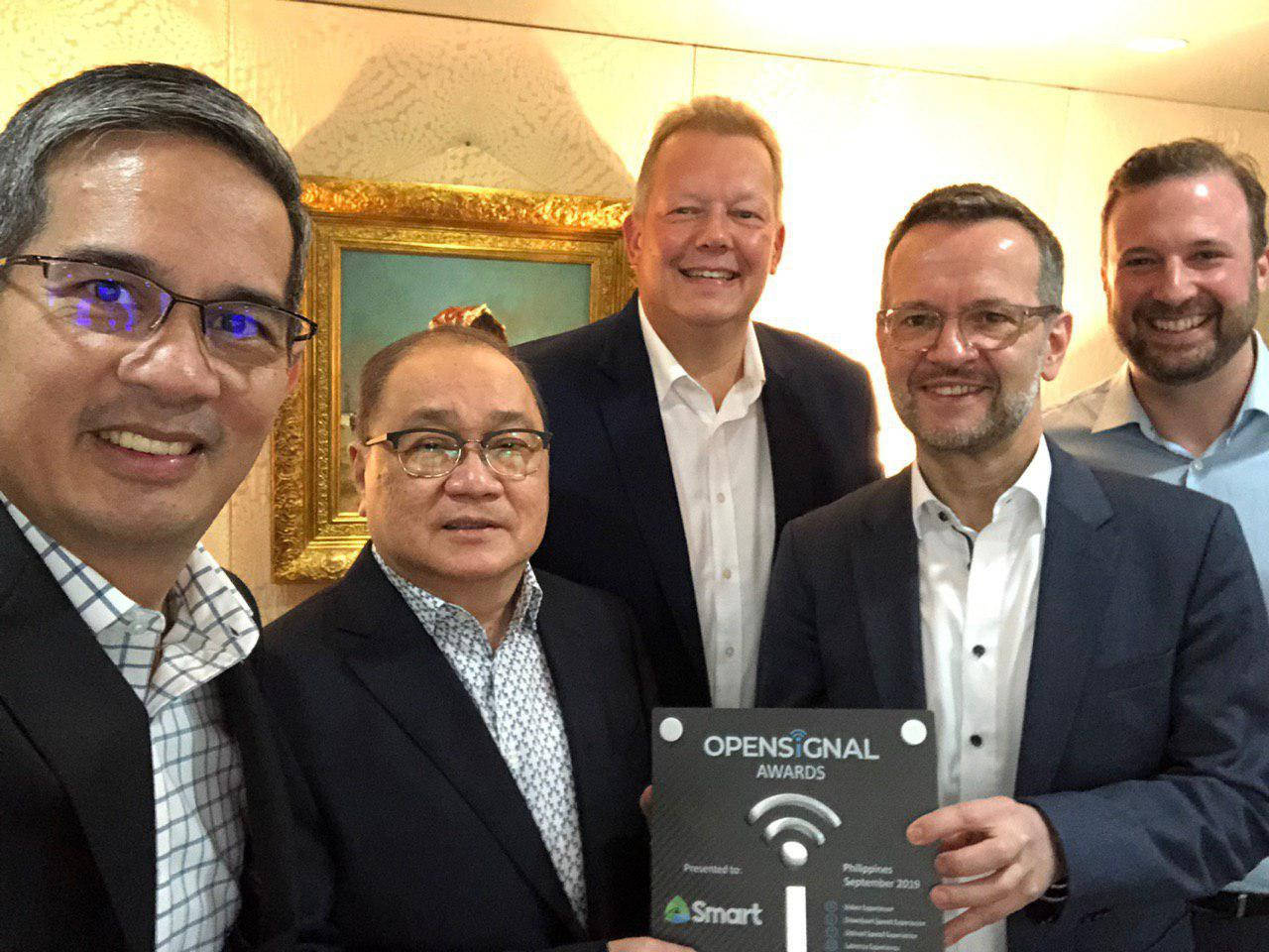 Smart President Al S. Panlilio, PLDT chair Manuel V. Pangilinan, Opensignal chief operating officer Andy Burns, PLDT-Smart chief technology and information advisor Joachim Horn, and Opensignal regional vice president for Asia-Pacific Rob Lerner