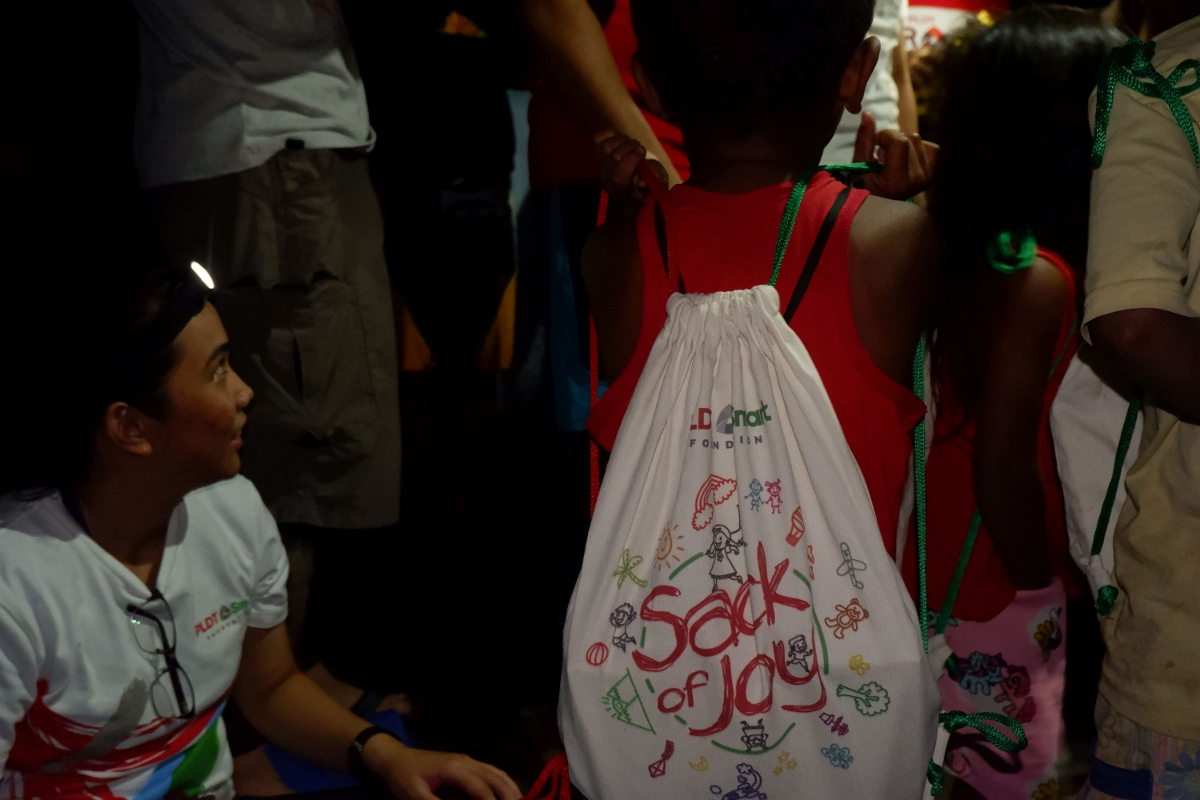 PLDT MOCI members distribute Sack of Joy bags from the PLDT-Smart Foundation. 