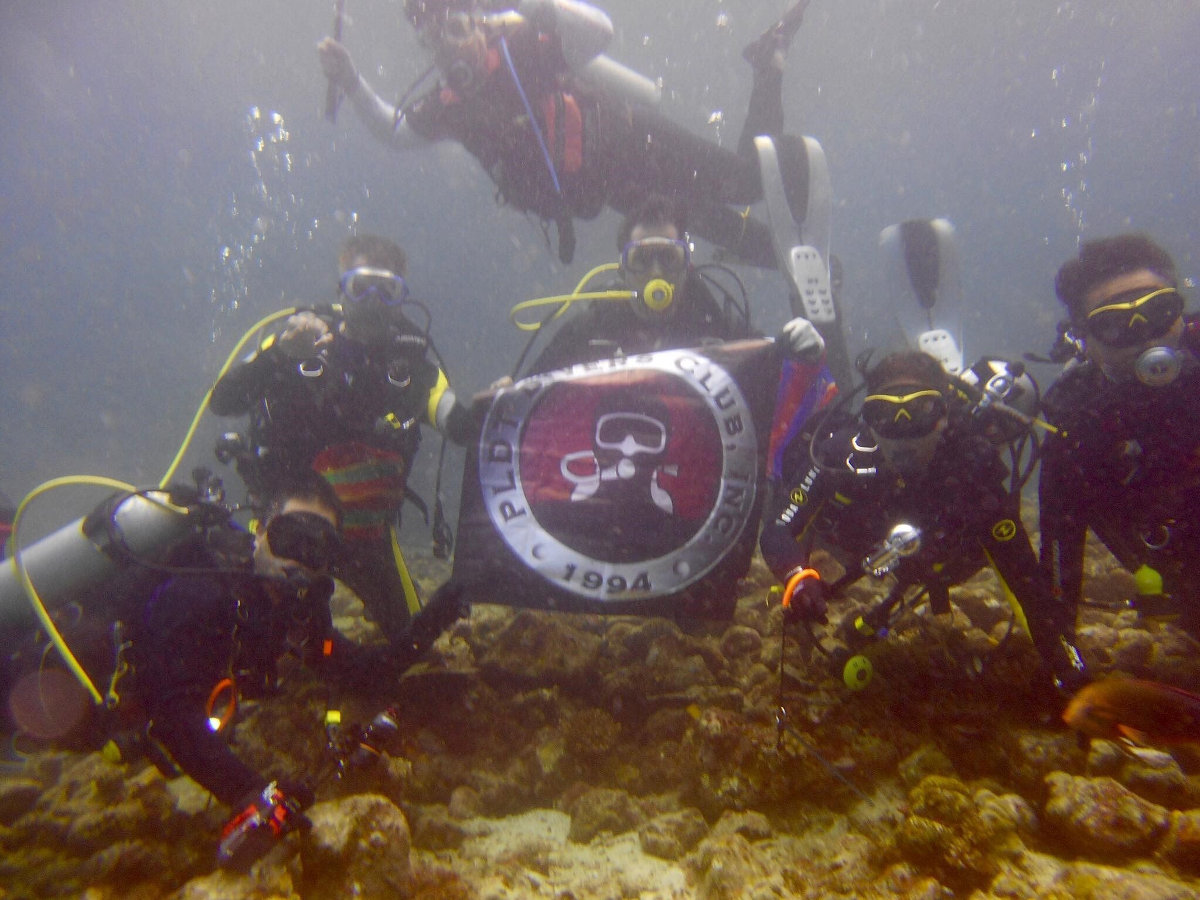 PLDT Divers Club members during the underwater cleanup