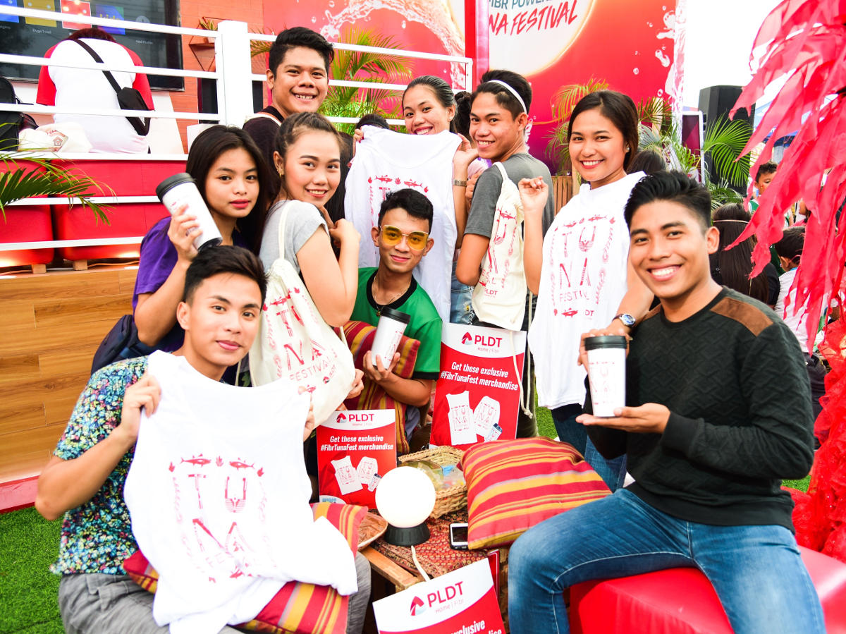 PLDT subscribers enjoy the #FibrTunaFest in the PLDT Home lounge at the GenSan Oval Plaza.